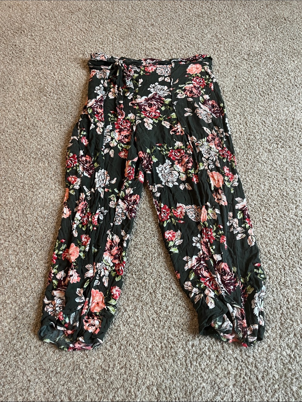 Xhilaration Black Floral Capris